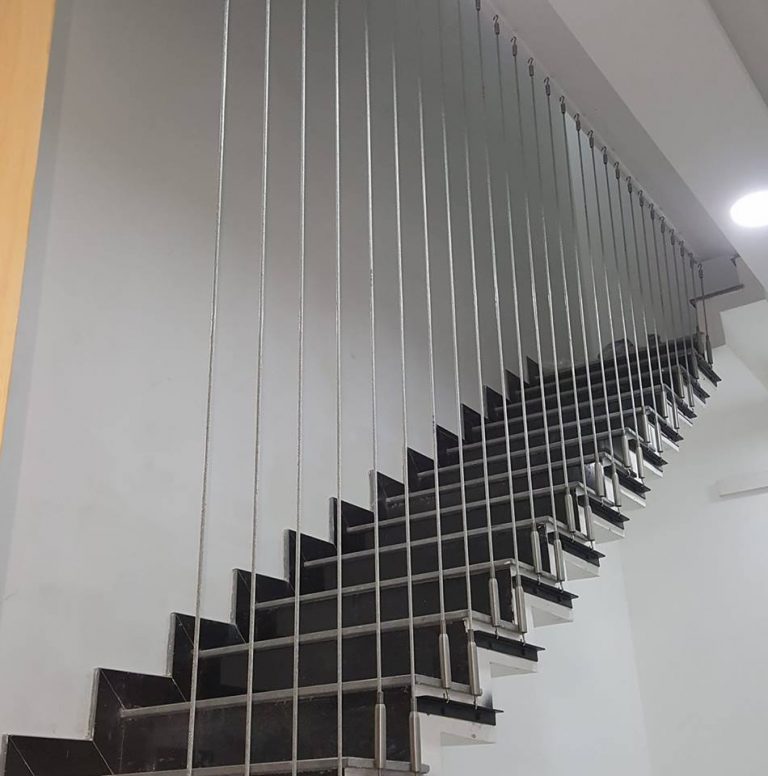 H&igrave;nh ảnh c&aacute;p cầu thang khi thi c&ocirc;ng lắp đặt